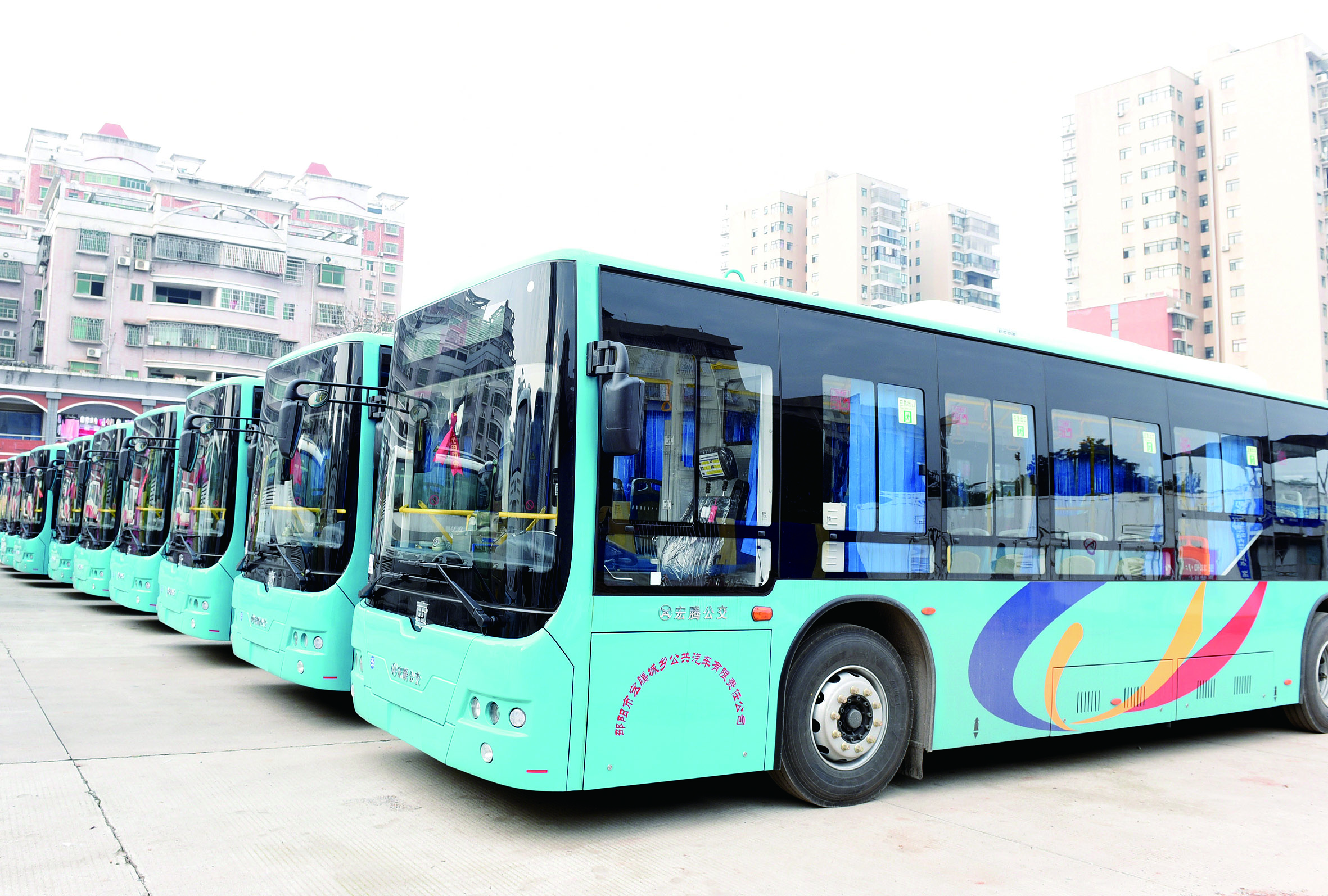 2月26日，笔者在宏腾城乡公共汽车公司偌大的停车坪见到，其30辆公交车辆成一字型排列整装待发。