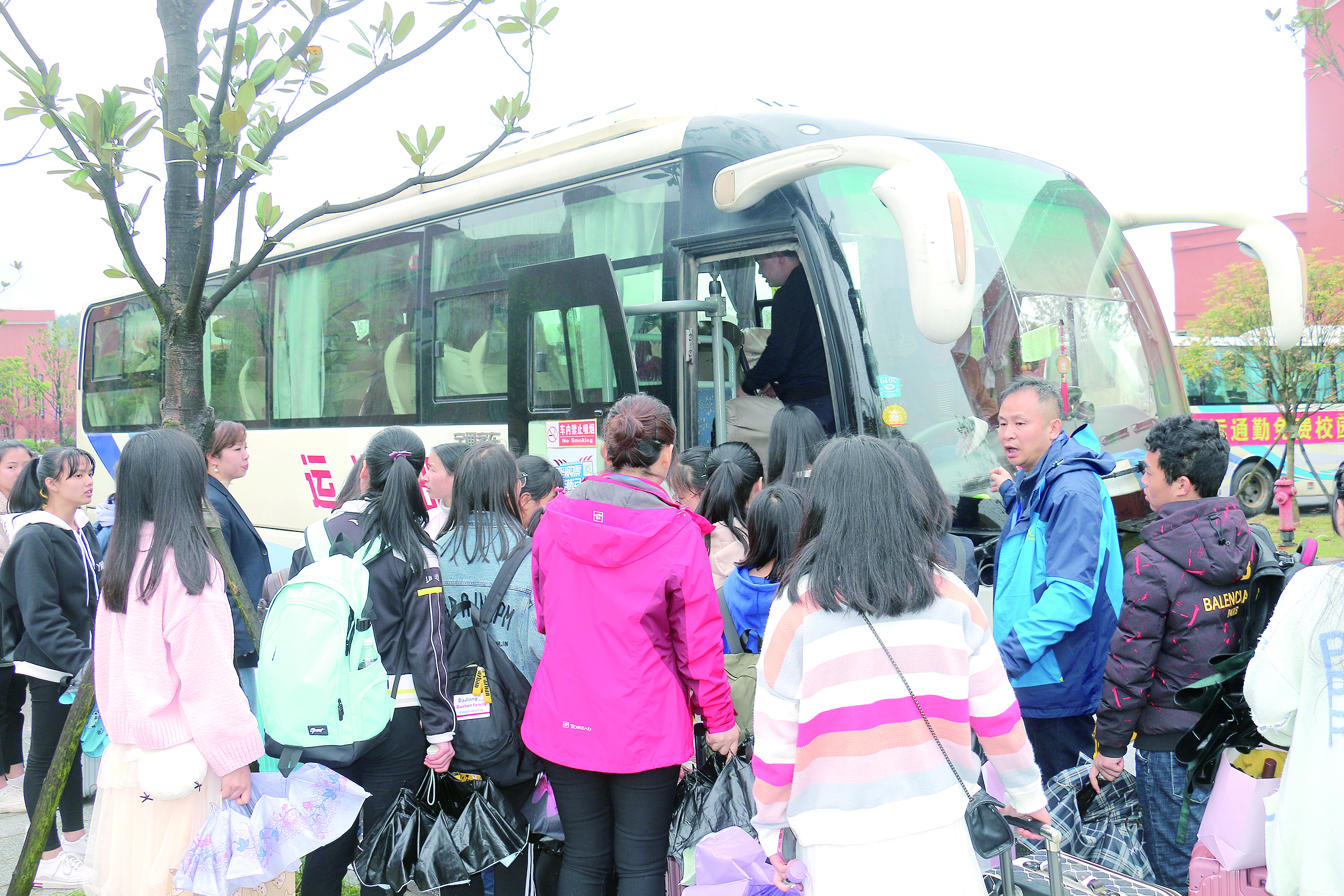 4月2日16时许，集团公司董事、邵阳客运分公司经理王超正在组织学生上车。