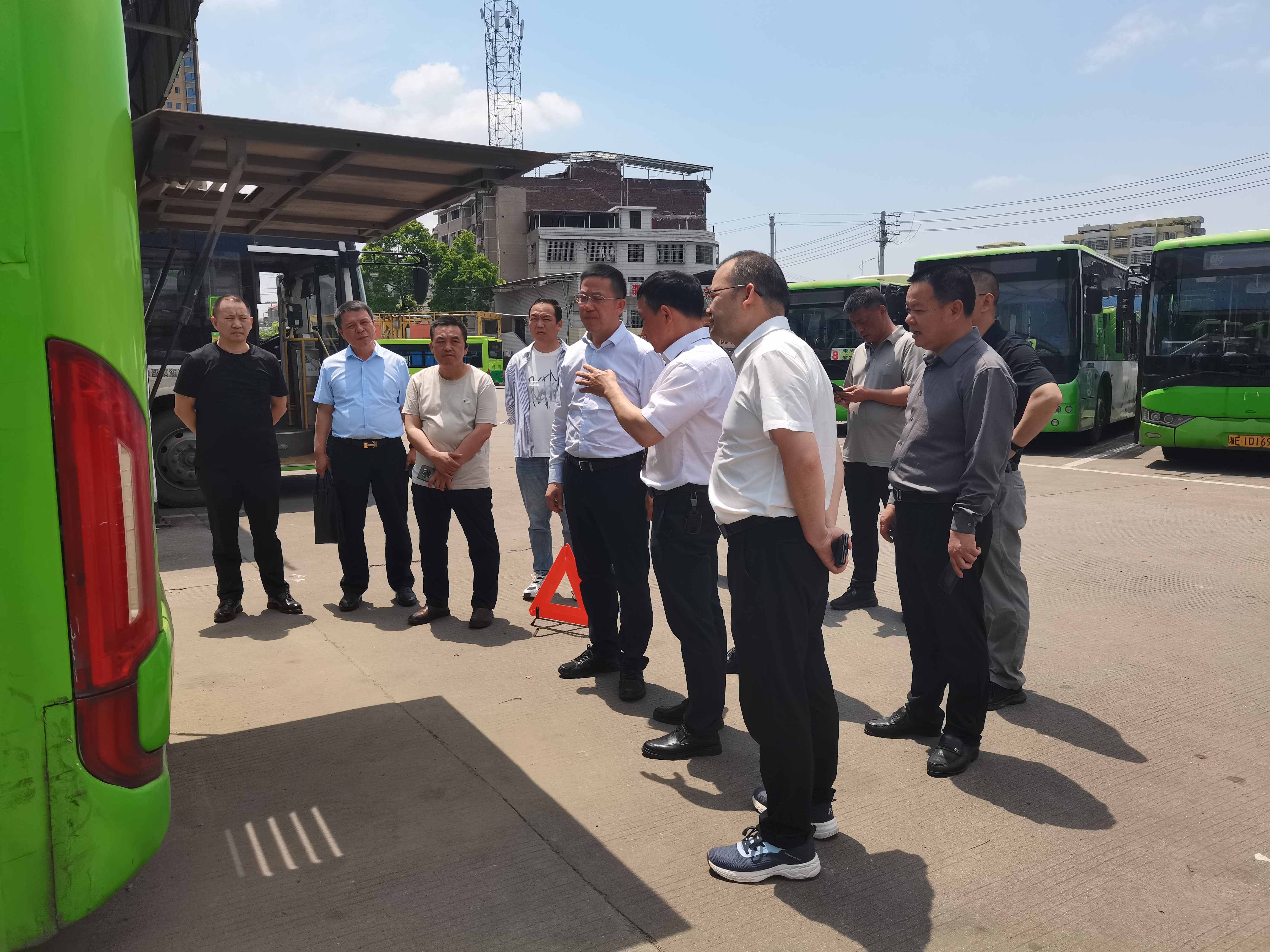 市委常委、常务副市长龚红果视察我司邵东公汽公司